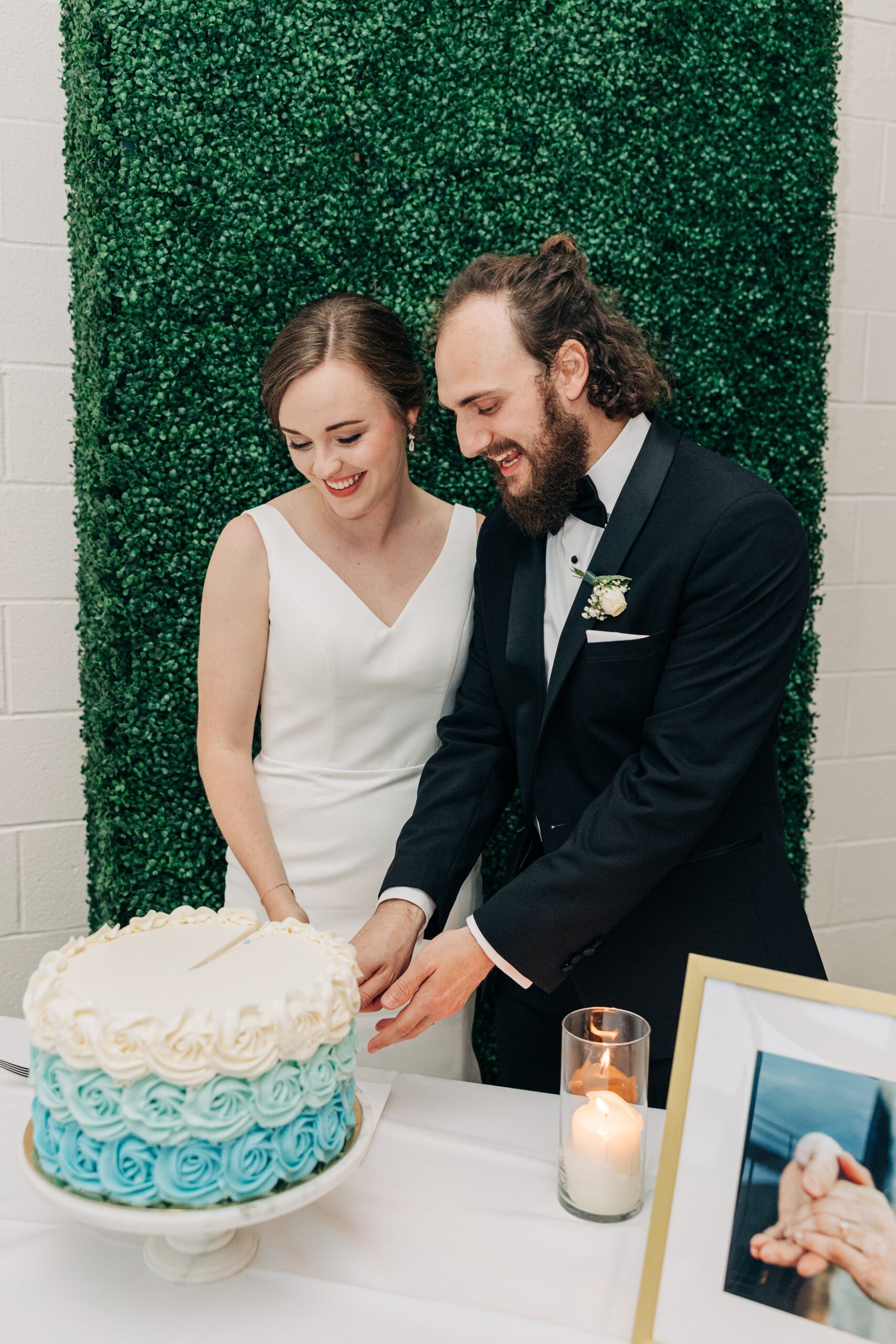 Newlyweds cut their blue and white cake