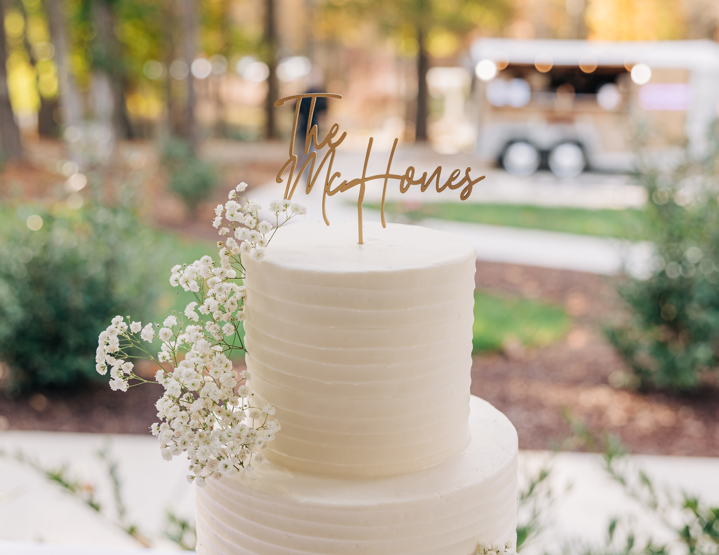 Details of a wedding cake outdoors with flowers